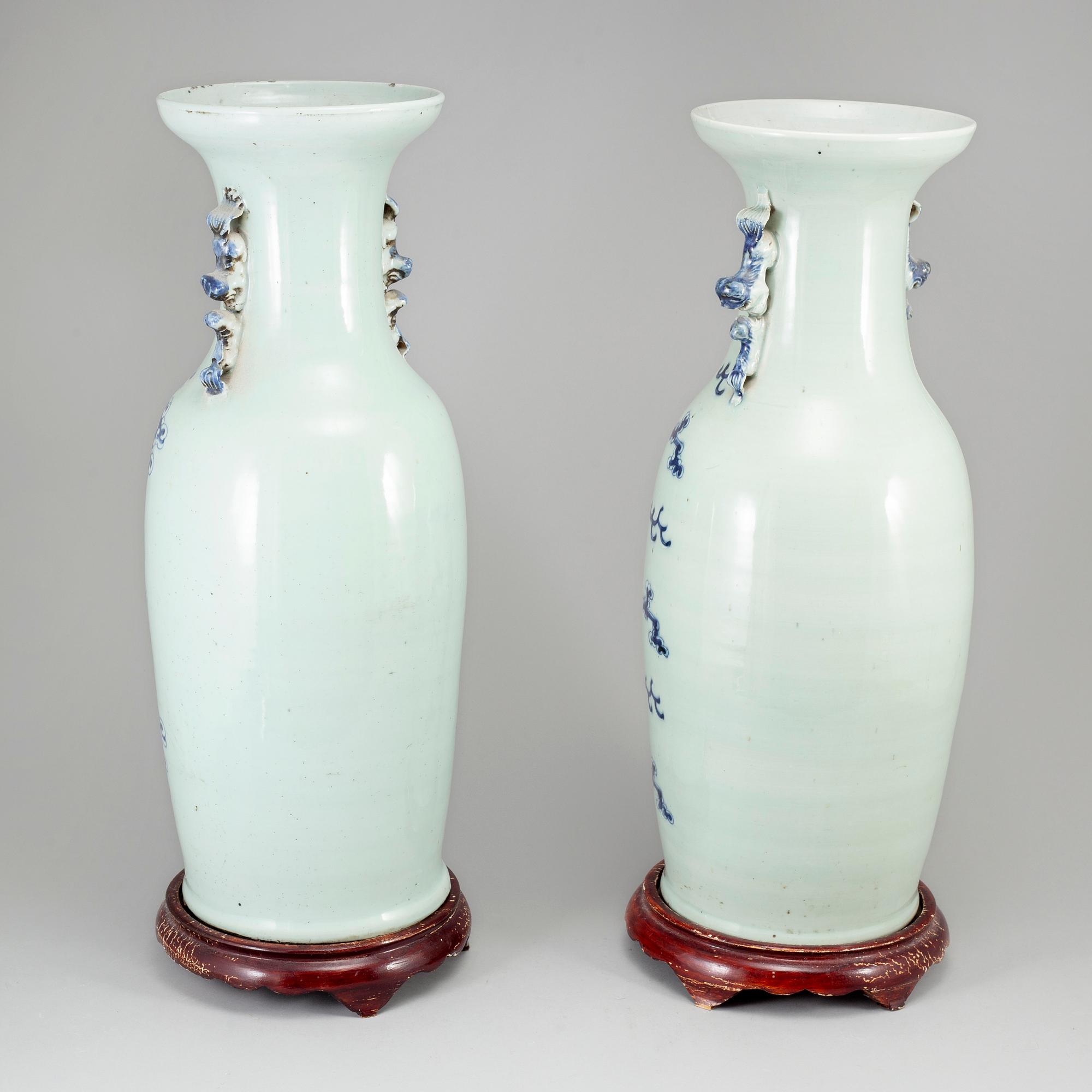 VASER, ett par, porslin. Kina, omkring 1900.