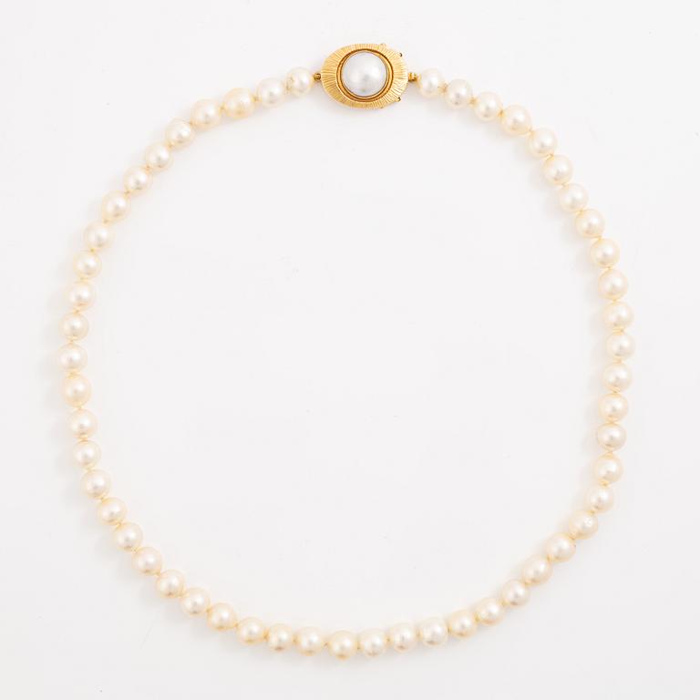 Necklace of cultured pearls with a cultured mabé pearl clasp in 18K gold.