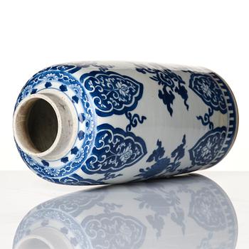 A blue and white vase, Qing dynasty, Kangxi (1662-1722).