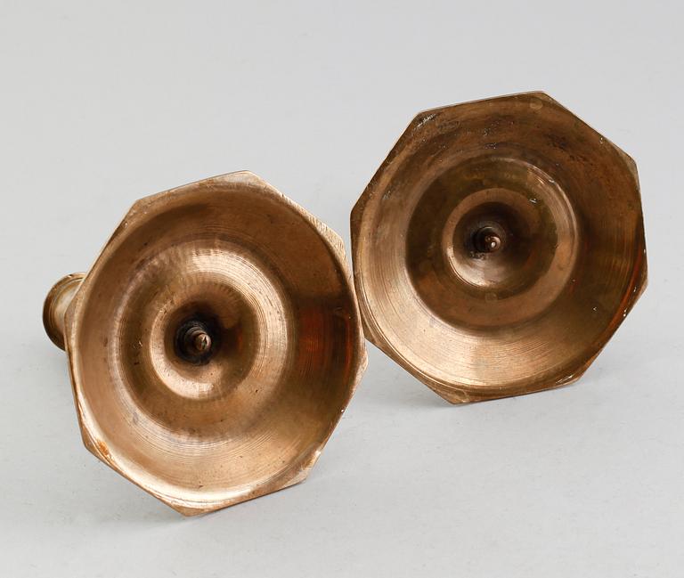 LJUSSTAKAR, 1 par, mässing, 1700-tal.