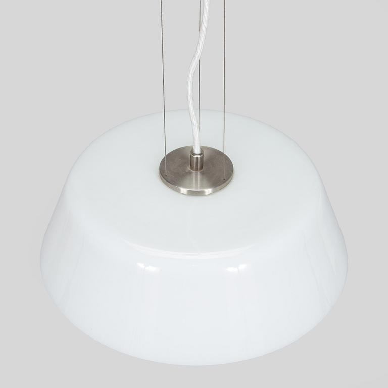 Arne Jacobsen, kattovalaisin "Stelling pendant" Louis Poulsen Tanska, 2002.