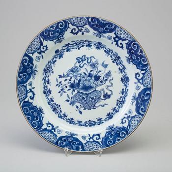 A blue and white dish, Qing dynasty, early 18th Century.