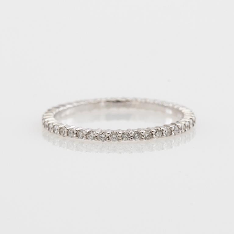 Alliansring, 18k vitguld med briljantslipade diamanter.