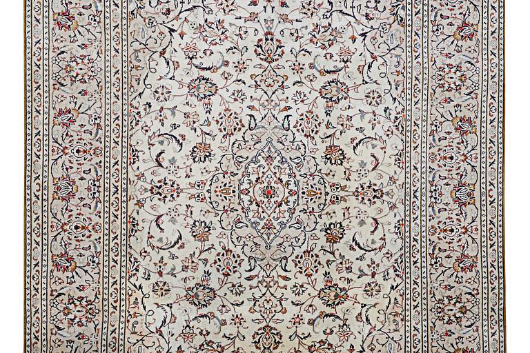 A Kashan carpet, c. 302 x 205 cm.