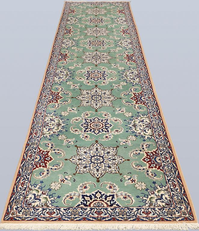 A part silk Nain runner, so-called 9LAA, approx. 409 x 87 cm.
