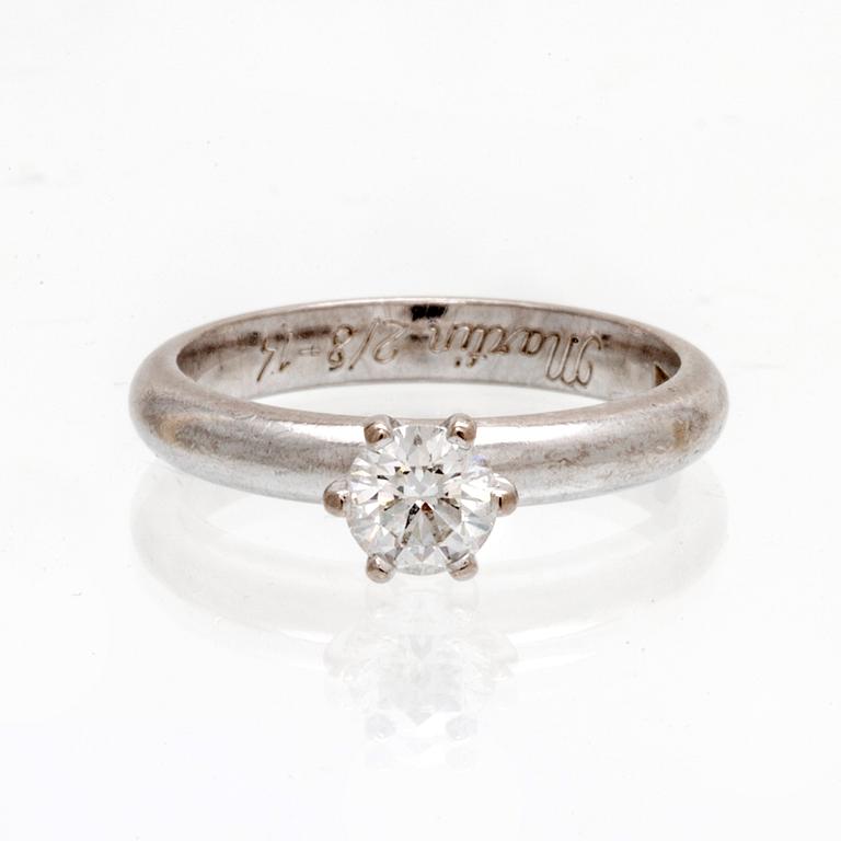 Ring solitär 18K vitguld och briljantslipad diamant, Kaplans, GIA dossier medföljer.