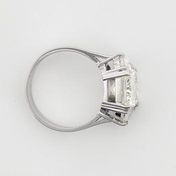 Ring med radiantsipad diamant, 5.02 cts, 1.00 ct sidostenar.