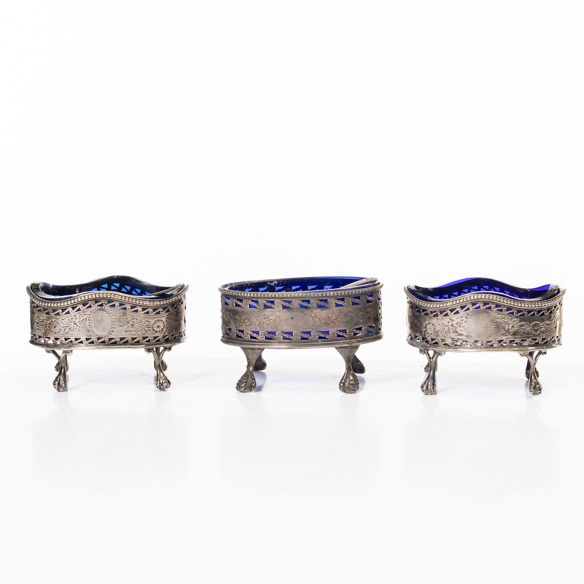 Saltkar, ett par, silver, georgianska, Robert Hennell I, London, 1782 samt ett snarlikt, John Smyth, Dublin, 1907.