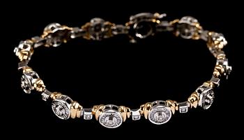 1148. ARMBAND, briljant- och baguettslipade diamanter, tot. ca 4 ct.