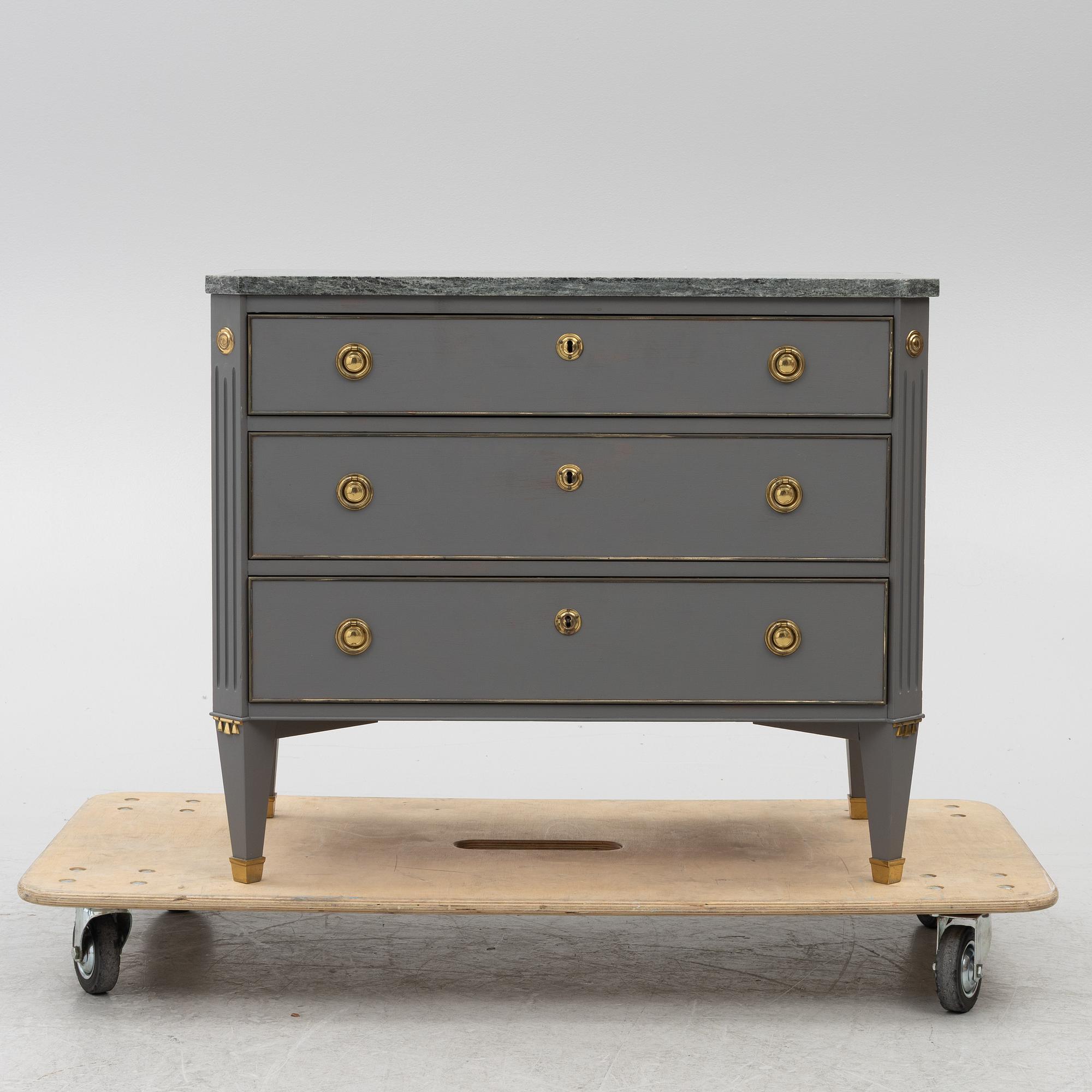 Chest of drawers, Gustavian style, 20th century.