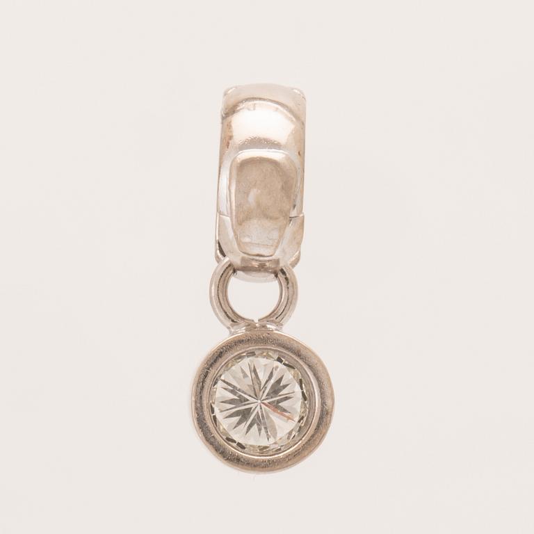 An 18K white gold pendant set with a round brilliant-cut diamond.