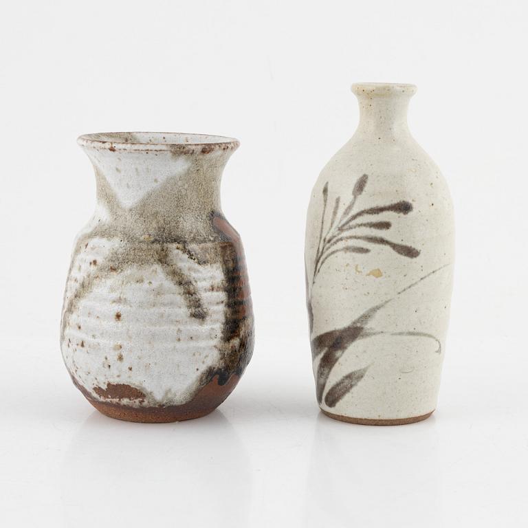 Vaser, två stycken, samt cabaret, lergods. Japan, 1900-tal.