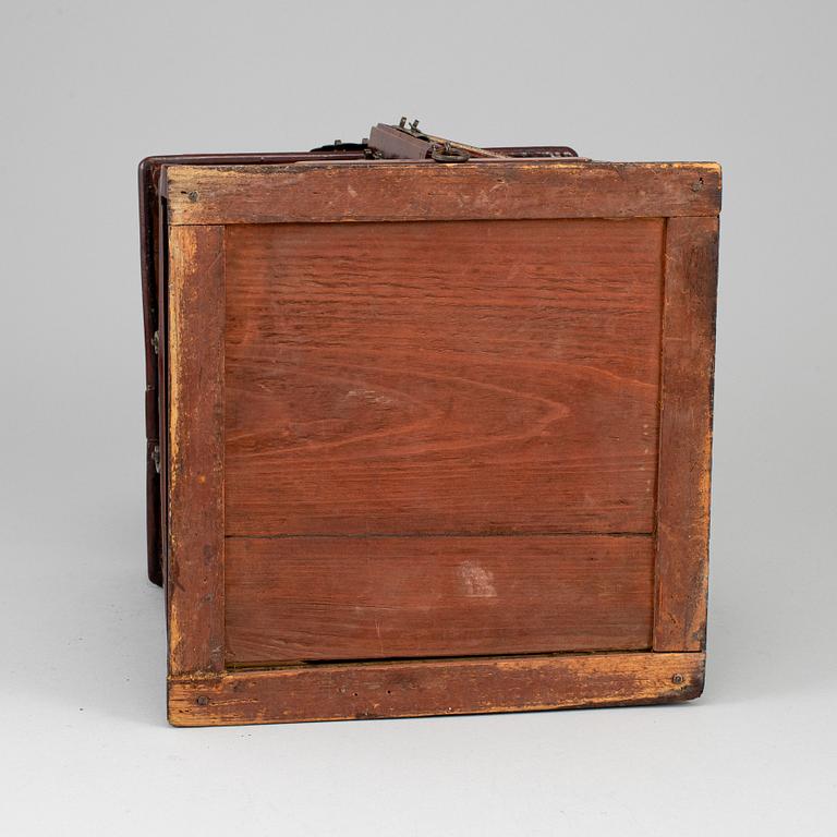 A 20th century chinese jewellery box.