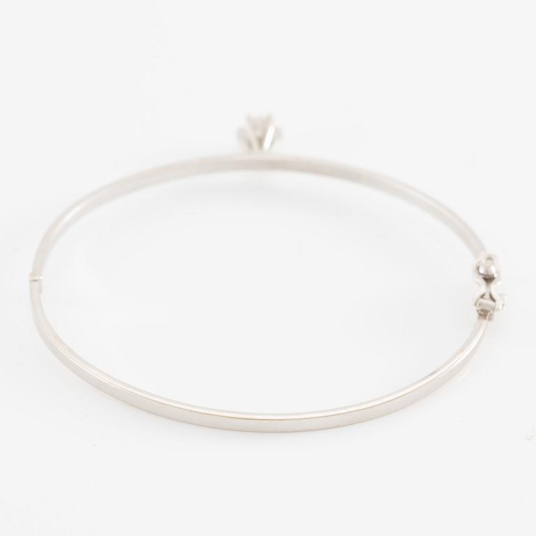 Bangle, 18K white gold with brilliant-cut diamond.
