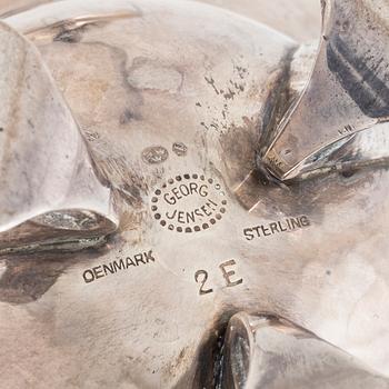 Georg Jensen, sockerskål med lock, "Magnolia/Blossom", sterling silver, Köpenhamn, Danmark 1915-1925, design nr 2E.