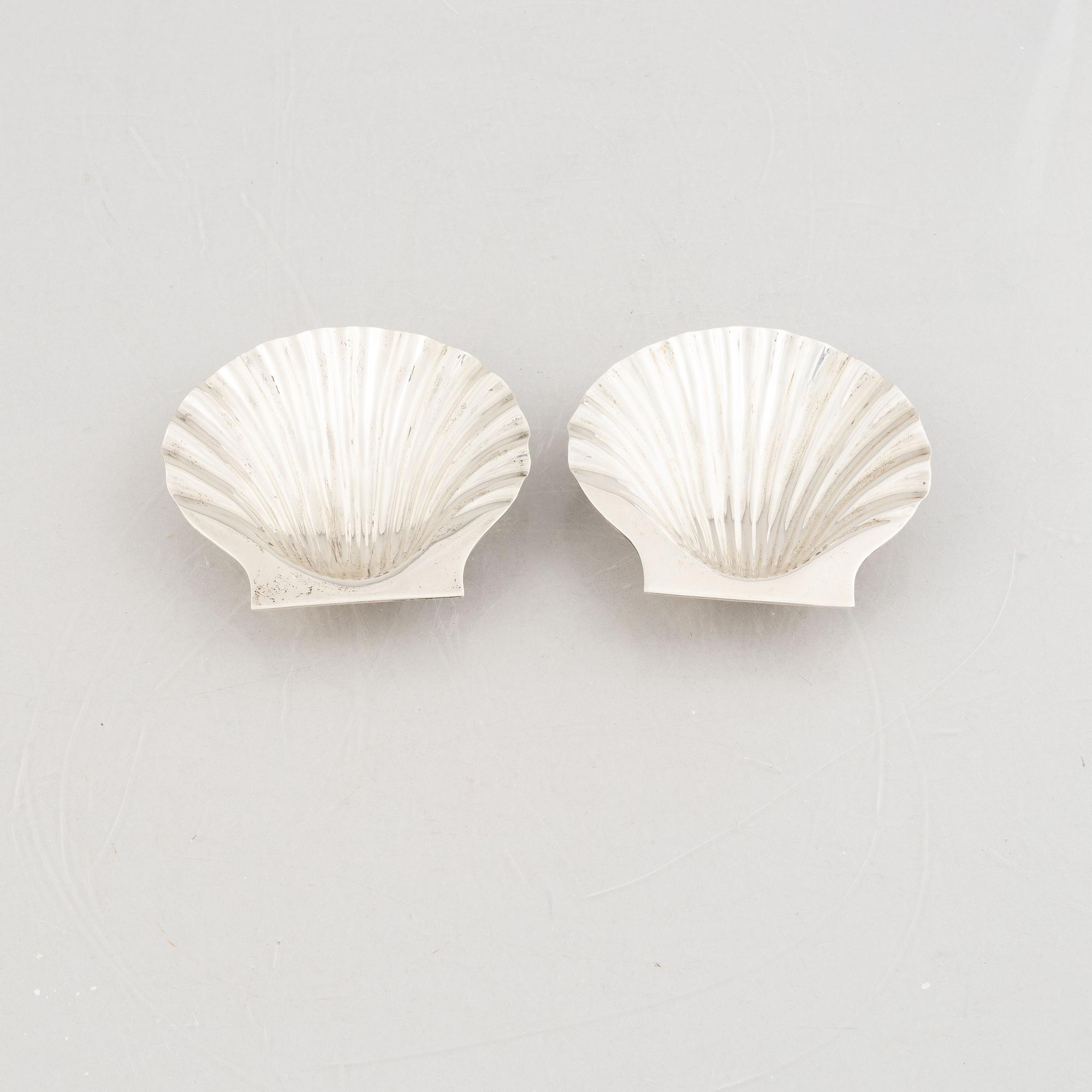 A pair of silver shell-shaped bowls, mark of Robert Dicker, London 1892.