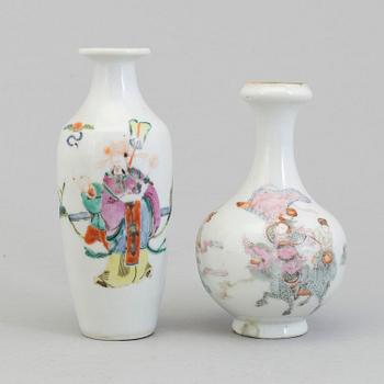 Two Chinese famille rose figural porcelain vase, Qing dynasty, Tongzhi (1862-74).