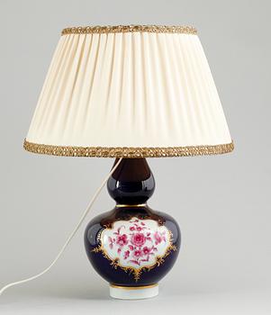 BORDSLAMPA, porslin, tidigt 1900-tal.