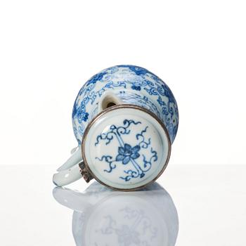 Kanna med lock, porslin, silvermonterad. Qingdynastin Kangxi (1662-1722).