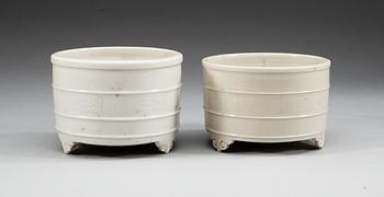 A set of two blanc de chine tripod censers, Qing dynasty, Kangxi (1662-1722).