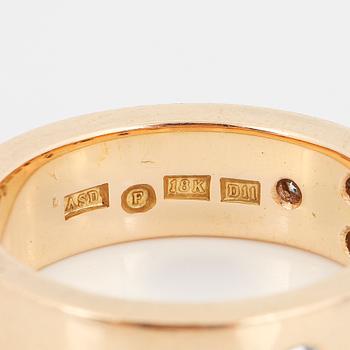RING, 18K guld med smaragdslipad diamant och mindre briljantslipade diamanter.