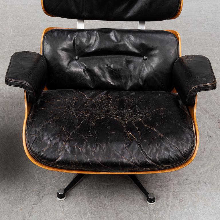 CHARLES & RAY EAMES, fåtölj och fotpall "Lounge chair", Herman Miller, USA.