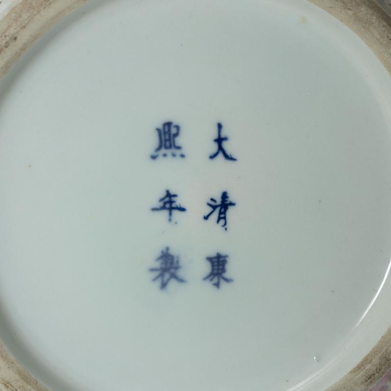 A Chinese famille rose porcelain vase, 19/20th century.