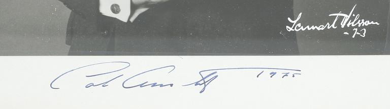 KUNGLIGT FOTOGRAFI MED AUTOGRAF, Kung Carl XVI Gustaf av Sverige, sign o dat 1975 resp sign av fotograf med dat -73.