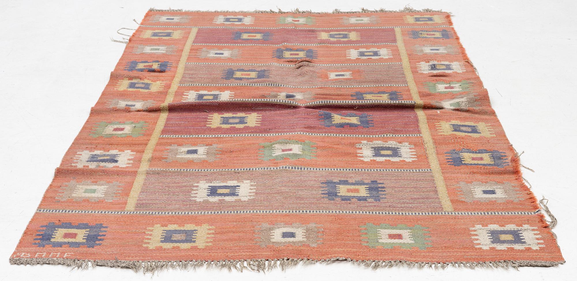 Märta Måås-Fjetterström, matta, "Röd grön äng", rölakan, ca 242 x 150 cm, signerad AB MMF.