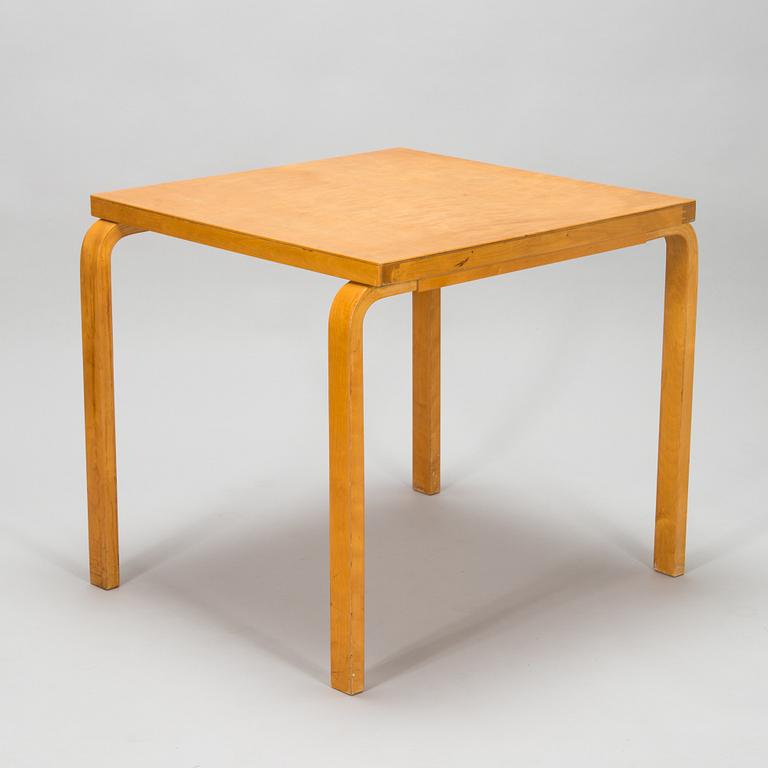 Alvar Aalto, a mid-20th century '85' table and four '60' stools for O.Y. Huonekalu-ja Rakennustyötehdas A.B.