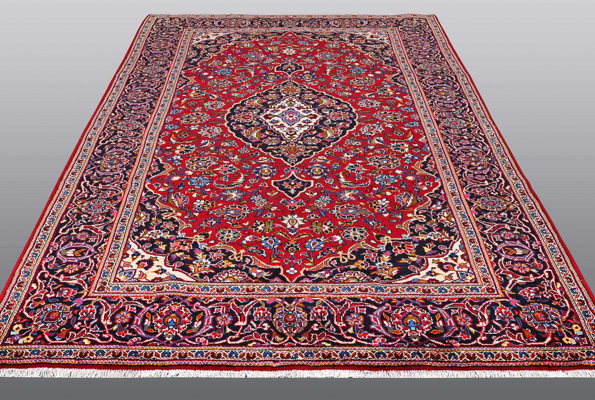 A CARPET, Kashan, ca 318 x 200 cm.