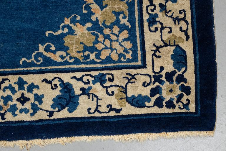 A carpet, semi-antique Beijing probably, ca 263 x 179,5-183,5 cm, China.