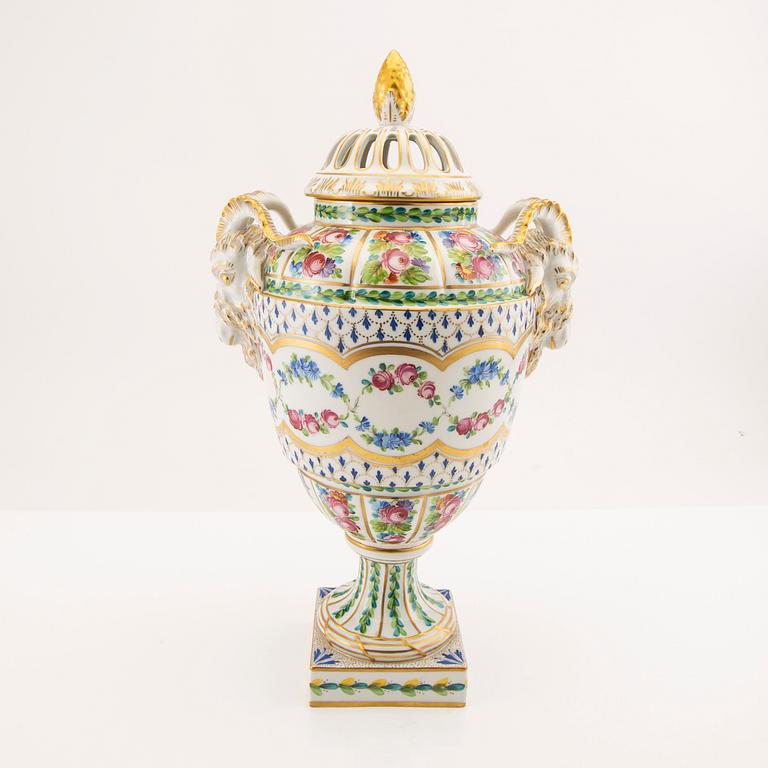 Potpourri urn Dresden, porcelain from the second half of the 20th century.