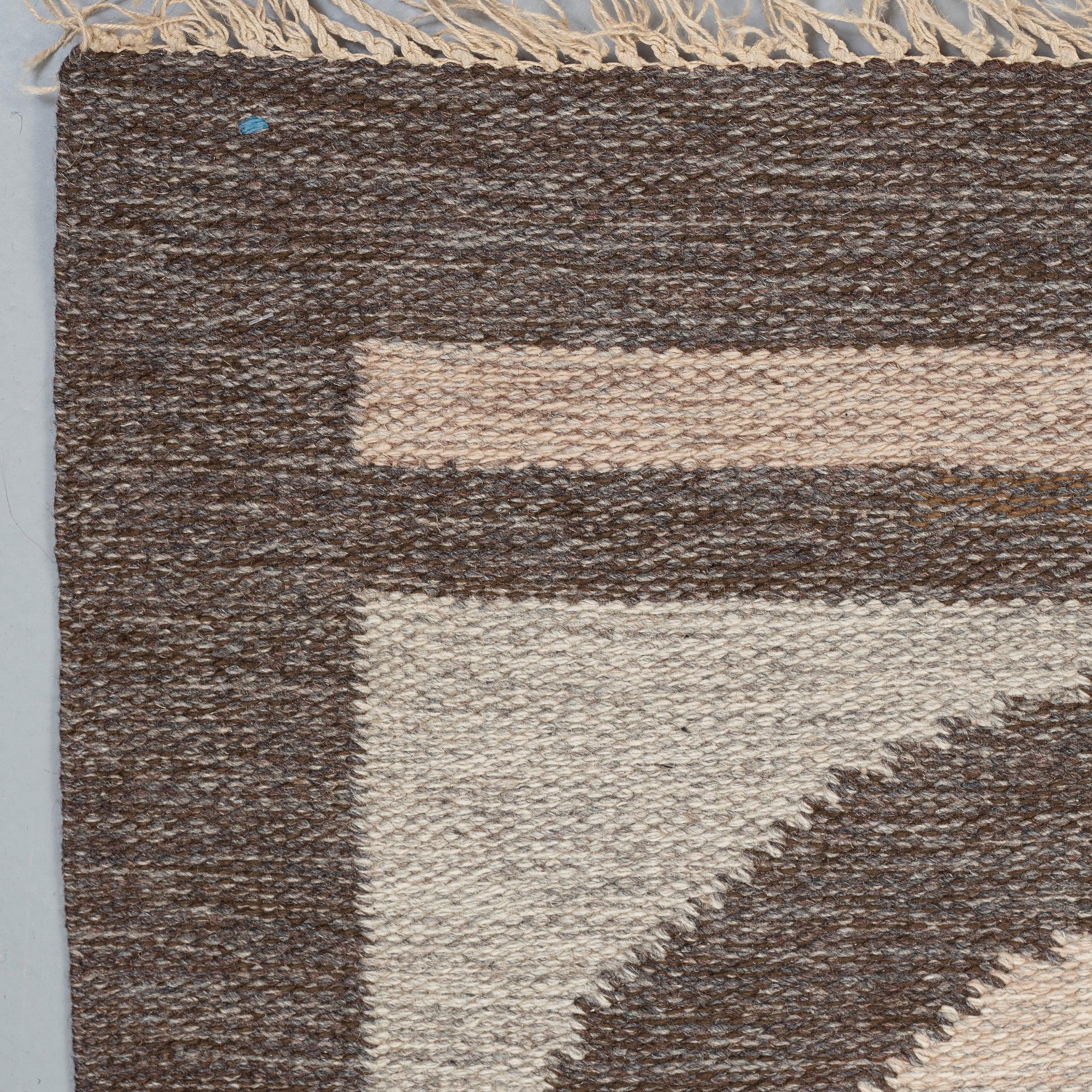 CARPET. Flat weave. 242,5 x 170,5 cm. Signed GBJ as well as a weavers signature in the form of a light blue square.
