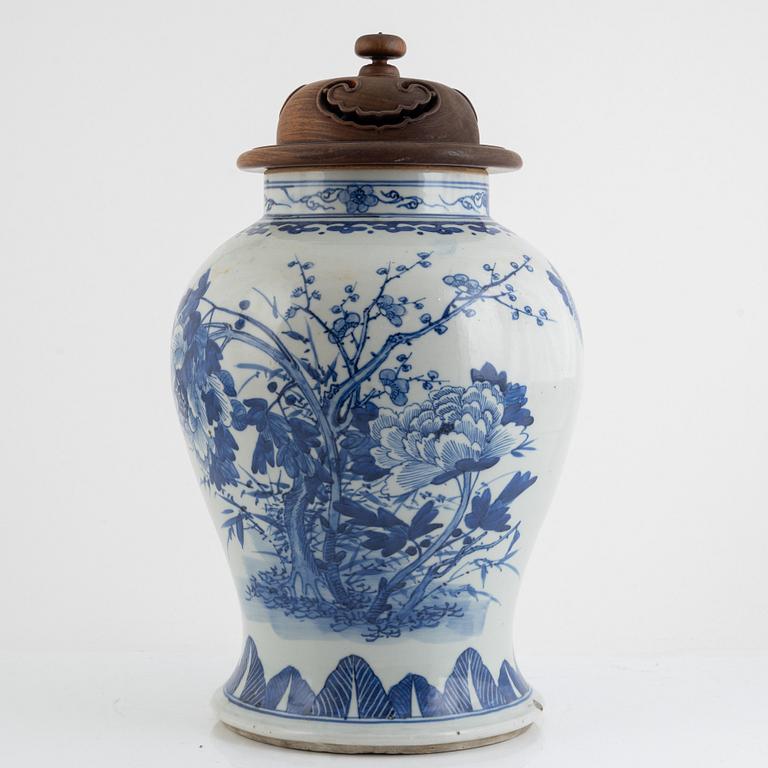 Urna med lock, porslin, Kina, 1800-tal.