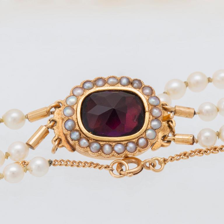 Necklace with three rows of cultured pearls and a clasp in 18K gold.