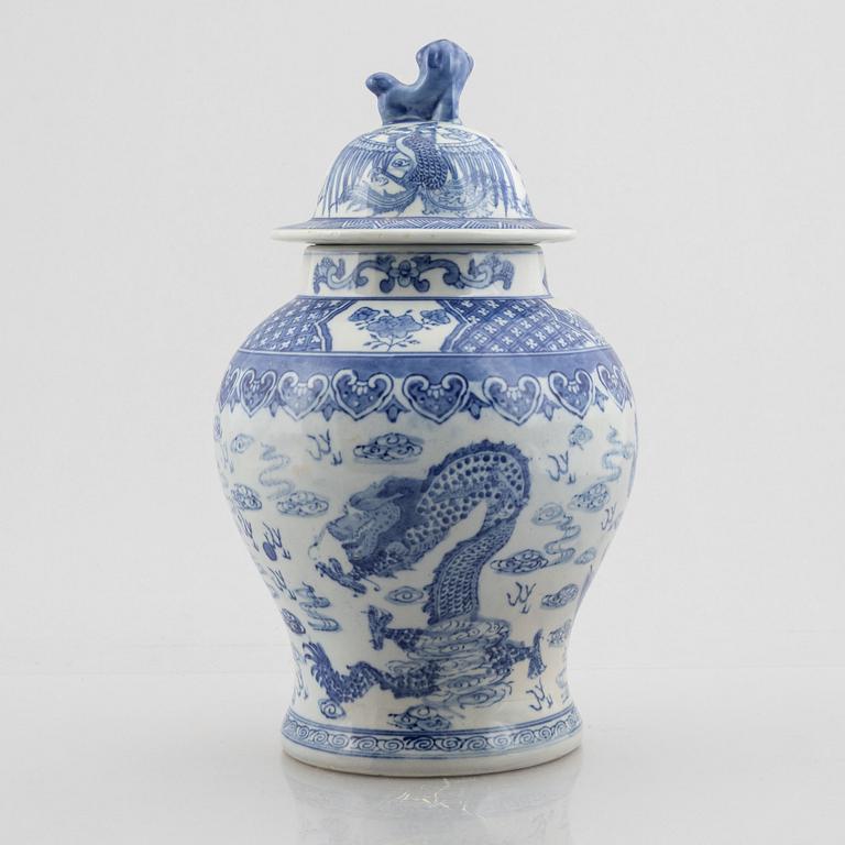 A porcelain urn with cover, China, 20th century.