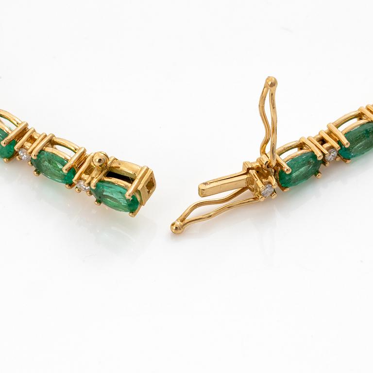 Bracelet 18K gold with emeralds and brilliant-cut diamonds.
