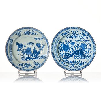 A set of four large blue and white dishes, Qing dynasty, Kangxi (1662-1722).