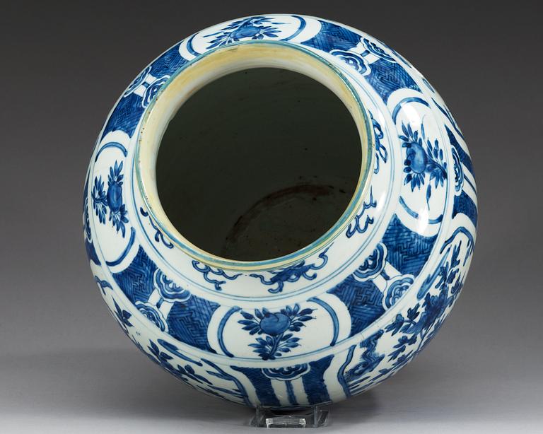 A large blue and white jar, Ming dynasty, Wanli (1572-1620).