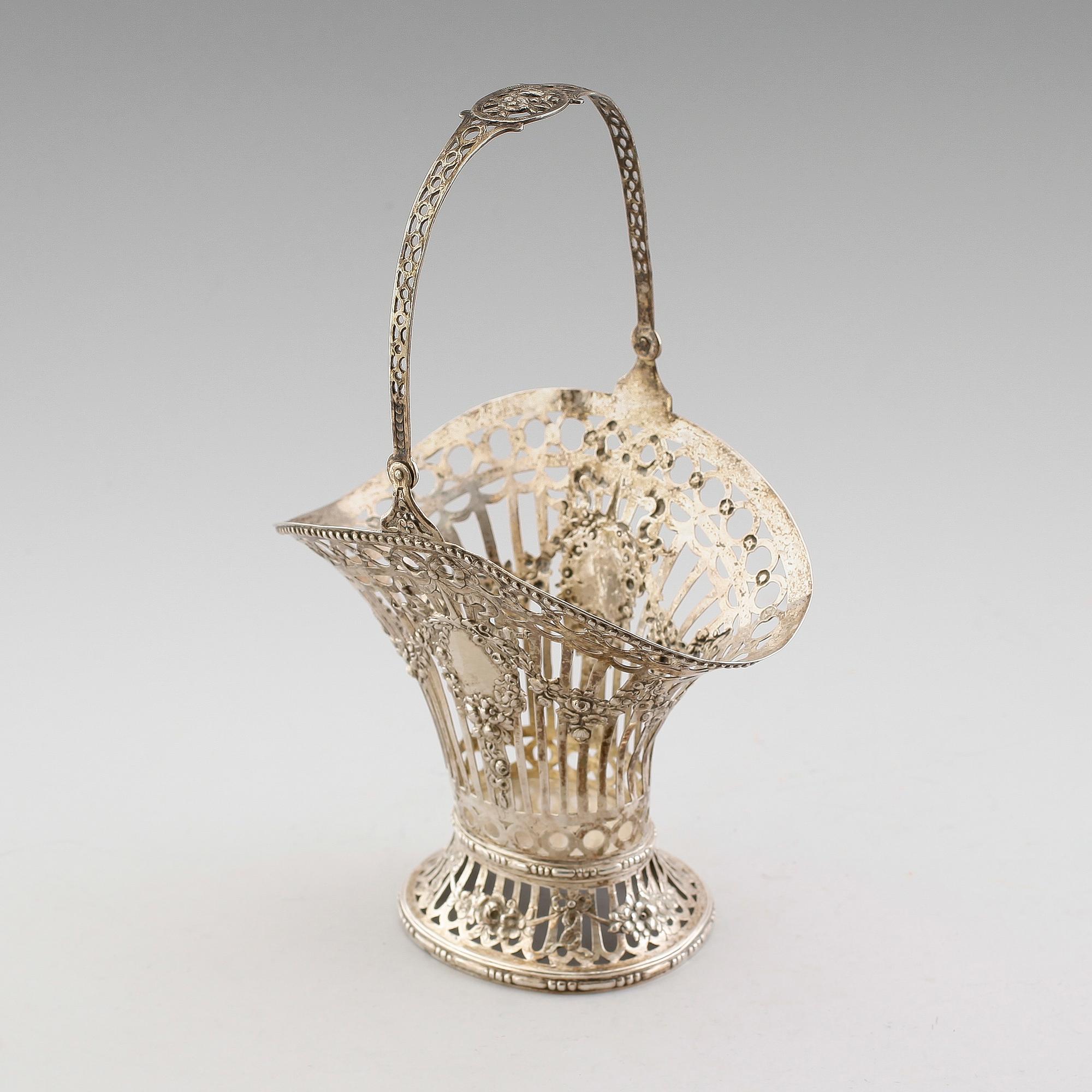 KORG, silver, möjligen Nederländerna, omkring år 1900. Vikt ca 386 gram.