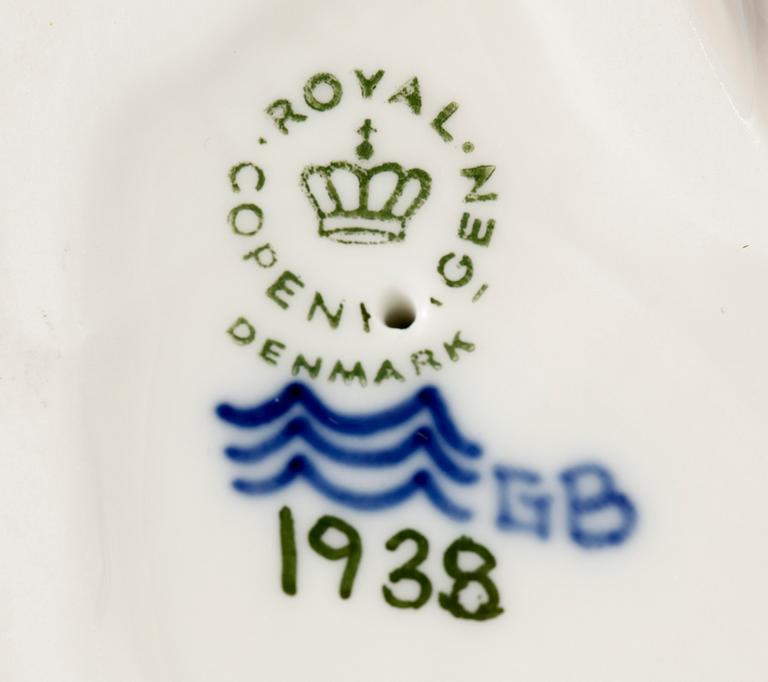 FIGURINER, 3 st, porslin, Bing & Gröndahl samt Royal Copenhagen.