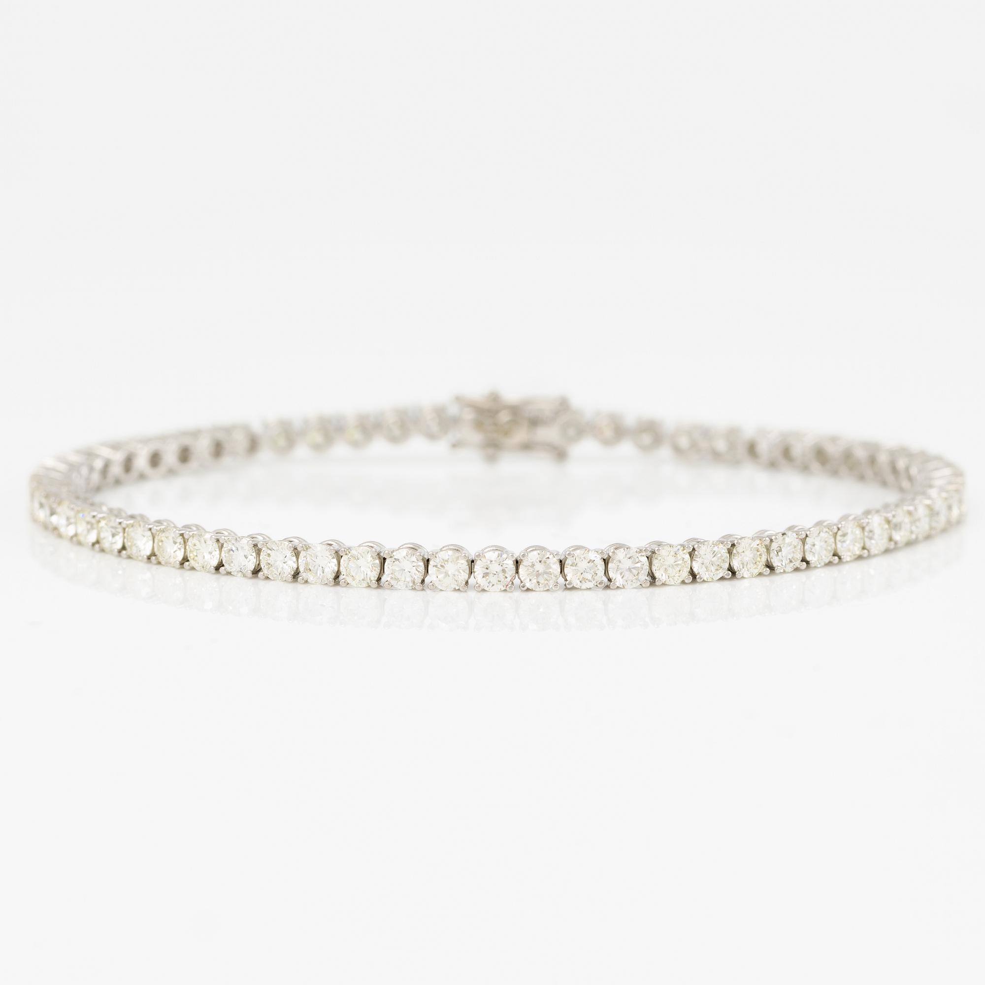 Tennis bracelet with brilliant-cut diamonds.