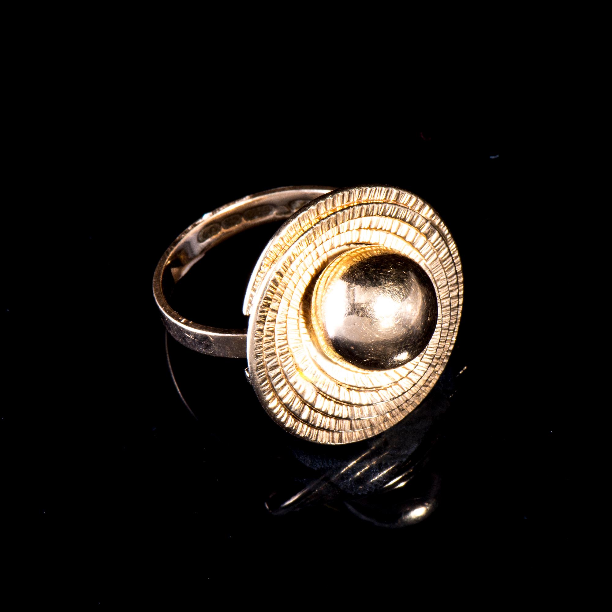 RING, 14K guld. Åbo 1973. Vikt ca 5,3 g.