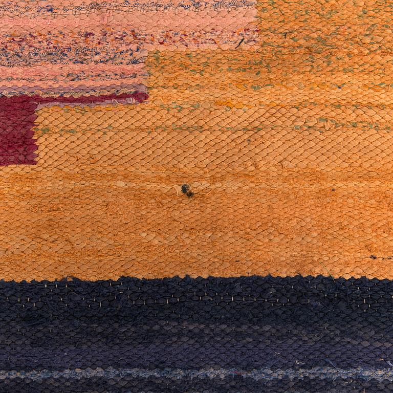 A 1930's Finnish rag rug. Circa 290 x 185 cm.