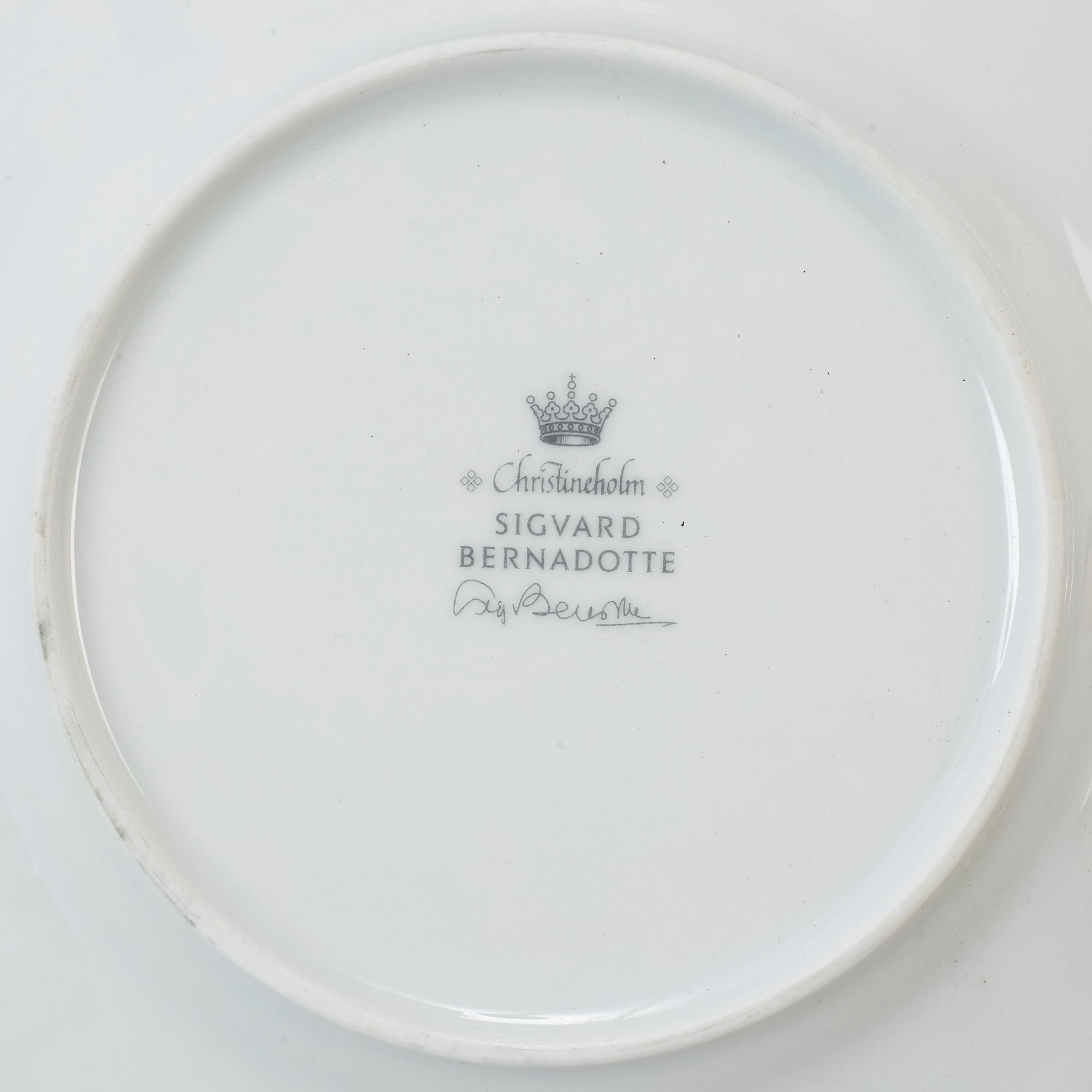SIGVARD BERNADOTTE, a part 'Christineholm"/"Marianne' porcelain service, 2000. (33 pieces).