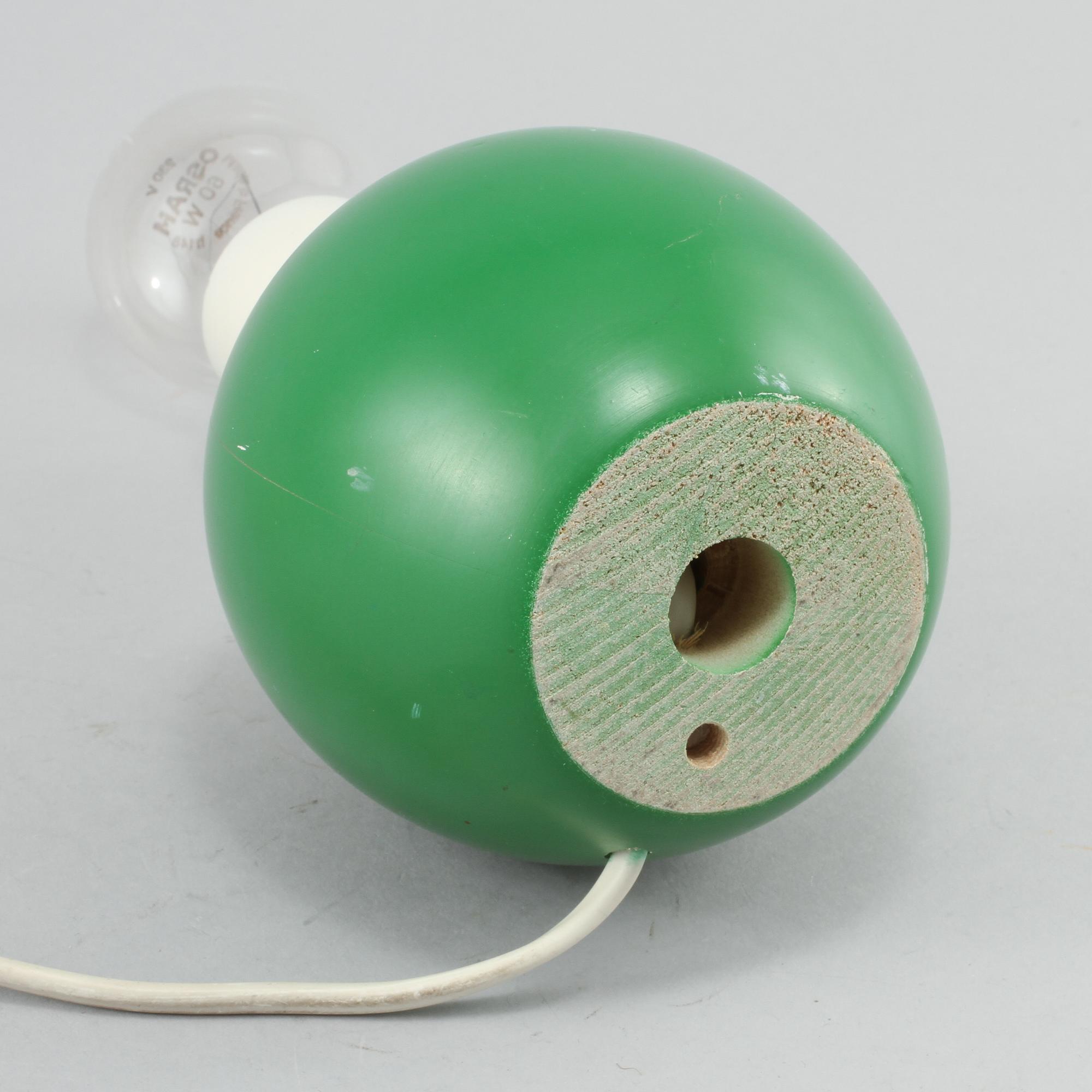 BORDSLAMPA samt 3 LAMPSKÄRMAR, modell 2575, design Josef Frank för Svenskt Tenn, 1900-talets andra hälft.