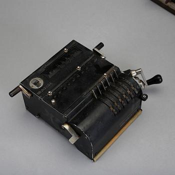 RÄKNEMASKINER, 3 st, tidigt 1900-tal.
