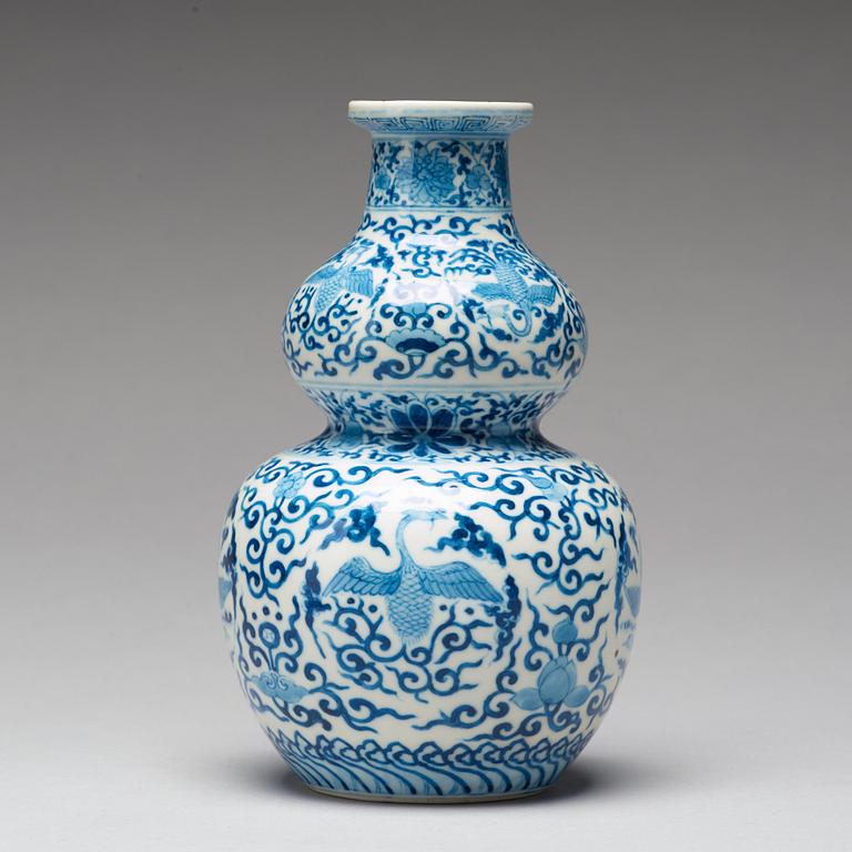 A blue and white double gourd vase, Qing dynasty, Kangxi (1662-1722).