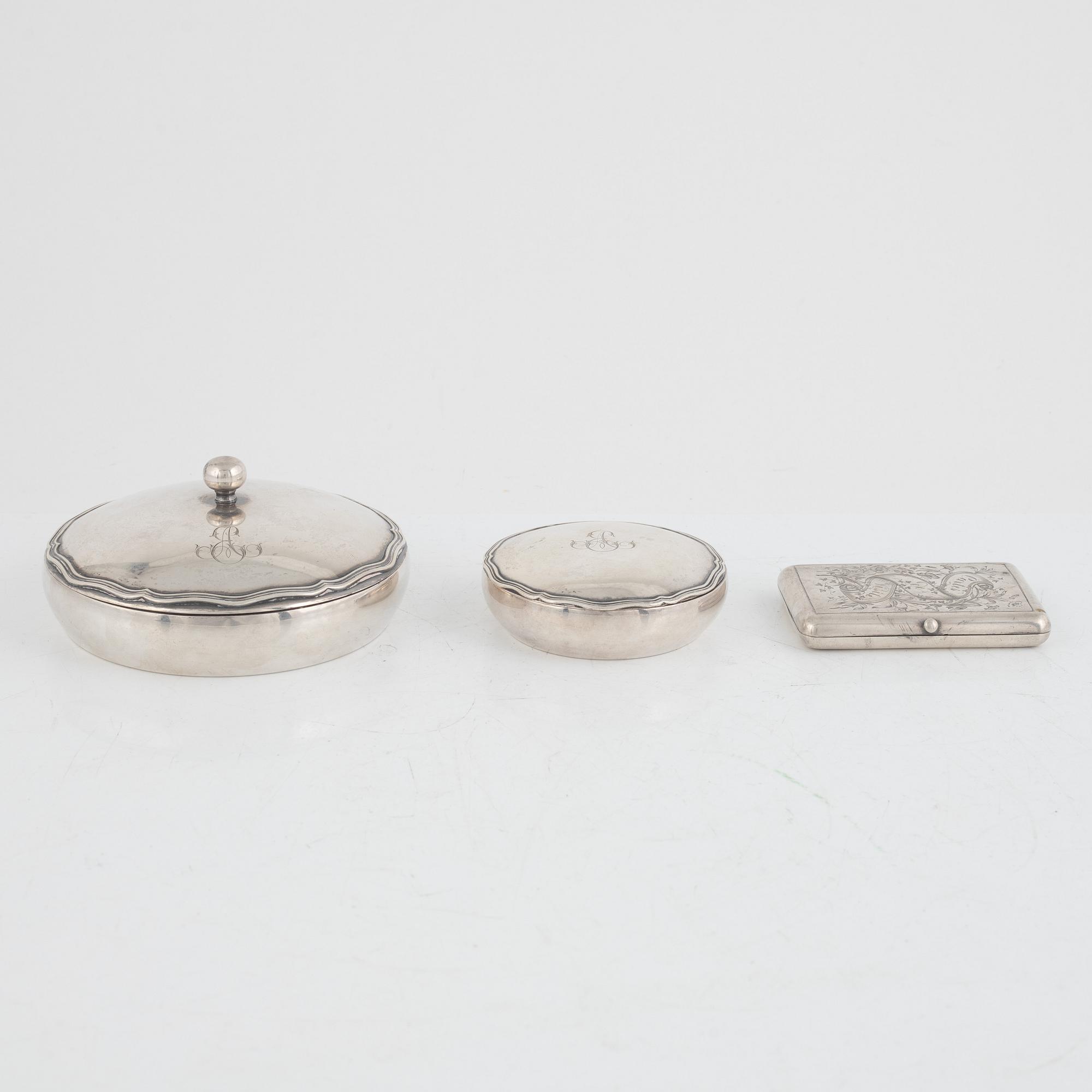 Askar, 2 st, samt vistkortshållare, silver, Finland.